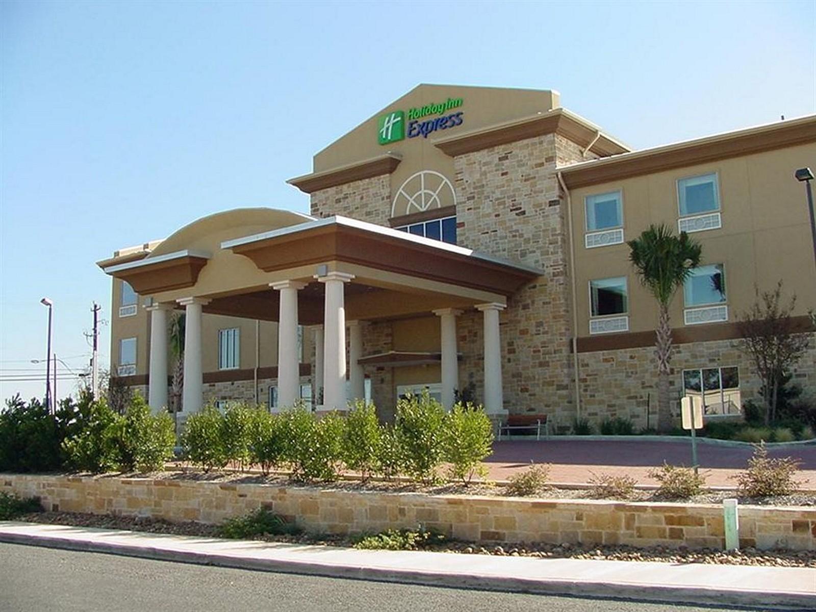 Holiday Inn Express & Suites Fredericksburg By Ihg Exterior photo