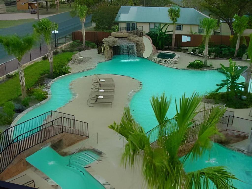 Holiday Inn Express & Suites Fredericksburg By Ihg Exterior photo