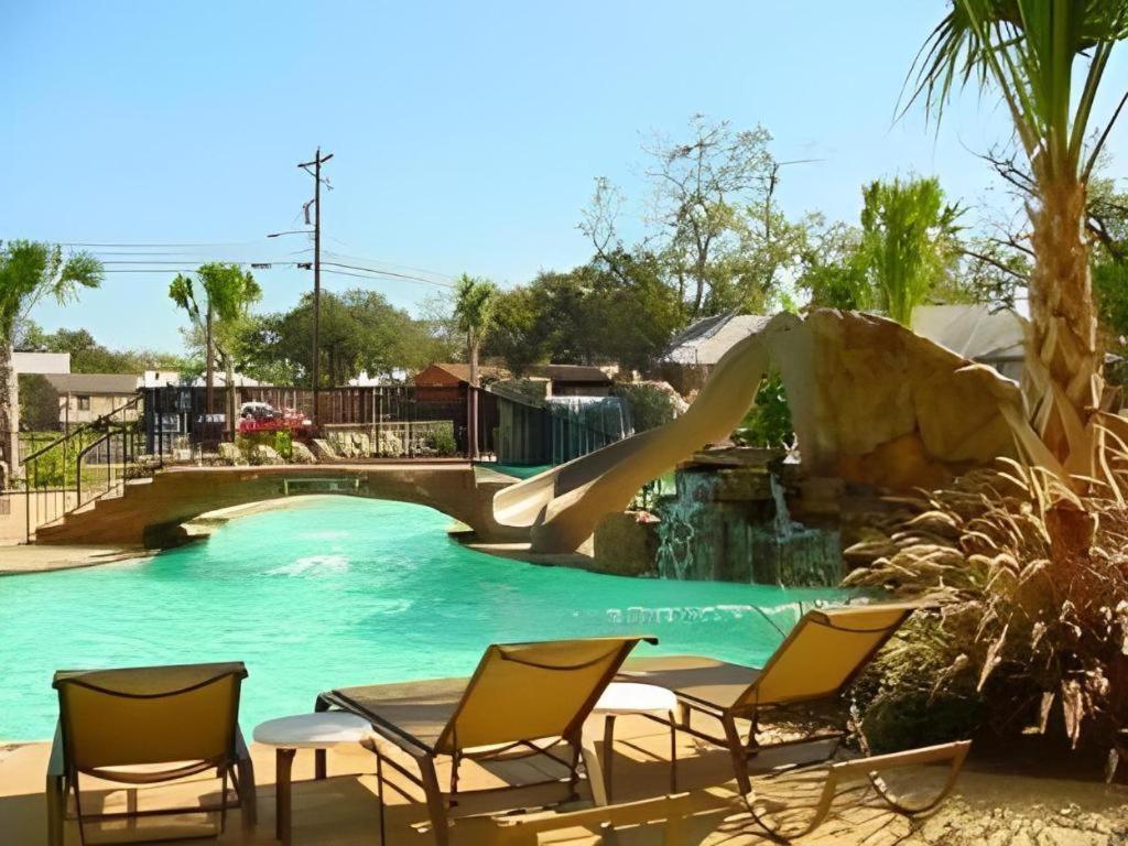 Holiday Inn Express & Suites Fredericksburg By Ihg Exterior photo